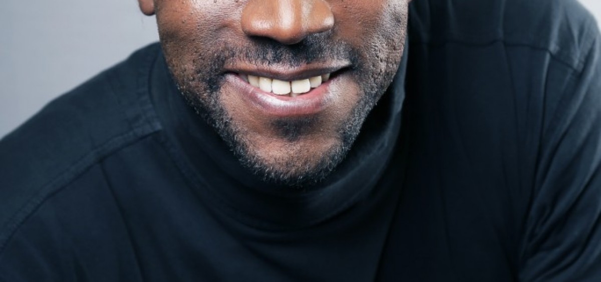 homme noir souriant âgé de 50ans