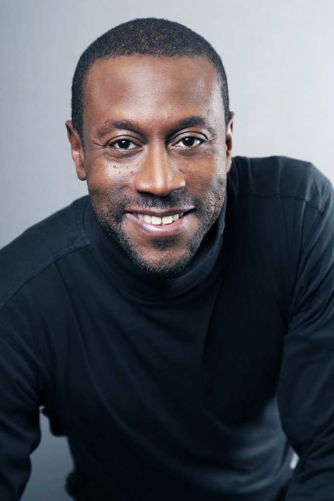 homme noir souriant âgé de 50ans