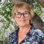 femme blonde avec des lunettes